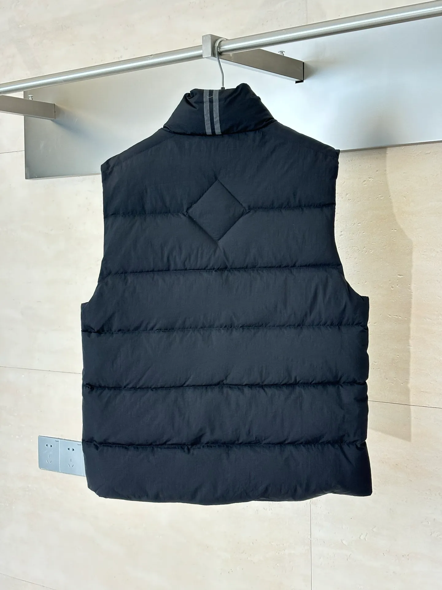 P690 Canada Goos*/Big Goose Rubber Label Badge Down Vest The fabric is made of high-quality protective nylon fabric, 90 national standard high-quality white duck down: selected high-fill down, weighing 160g, light and warm, with excellent temperature locking performance and good resilience. Three-dimensional quilting technology and precision thread reinforcement prevent lint from being drilled and ensure that the fluffy and resilient elasticity lasts like new.  Size：S/M/L/XL
